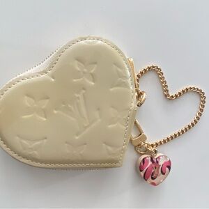 Louis Vuitton Cream colored vernis Heart pouch with pink leopard charm